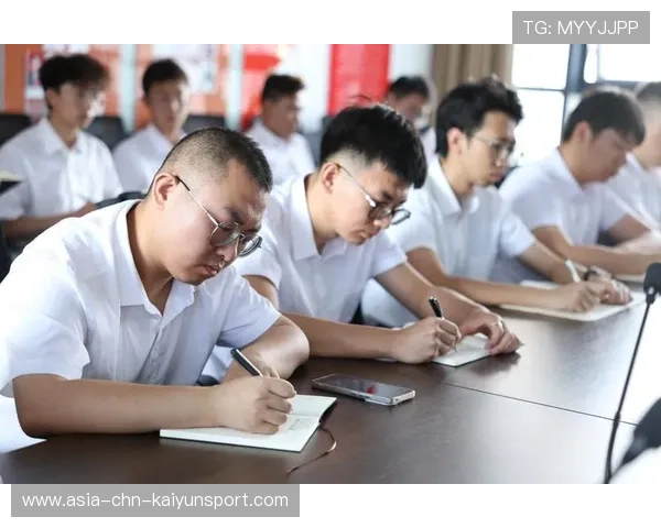 队内气氛需调整,保持正面竞争环境,队伍氛围积极向上